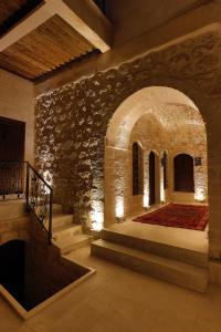 un arco en un edificio con una pared de piedra en Marvel Hotel, en Mardin