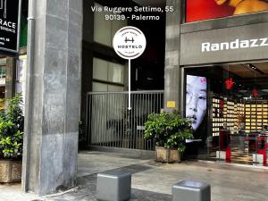 un letrero de la calle frente a un edificio en Hostelò - Luxury Hostel en Palermo