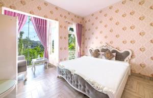 1 dormitorio con 1 cama en una habitación con papel pintado de color rosa en Hese Dalat Boutique Resort, en Da Lat