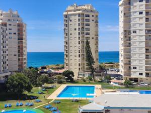 un complesso di appartamenti con piscina e due edifici alti di 4D Torre Rafael - Casas & Papéis ad Armação de Pêra