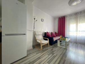 ein Wohnzimmer mit einem Sofa und einem Tisch in der Unterkunft Piso tranquilo y luminoso en Valencia in Valencia