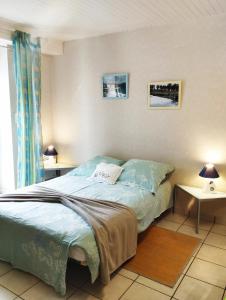 Llit o llits en una habitació de Doubs Séjour - Maison de vacances