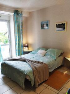 Ένα ή περισσότερα κρεβάτια σε δωμάτιο στο Doubs Séjour - Maison de vacances