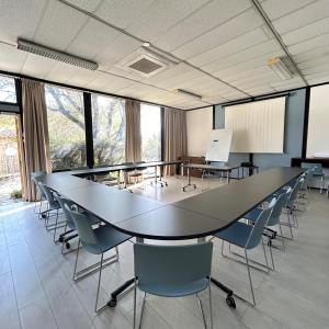 een vergaderzaal met een grote tafel en stoelen bij La Lune De Mougins - Hotel & Spa in Mougins