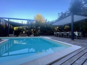 uma piscina com uma pérgola e um pátio em SUPERBE MAISON DE VILLE em Cannes