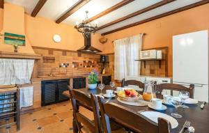 ein Esszimmer mit Tisch und eine Küche in der Unterkunft Nice Home In Chiclana De La Fronter in Chiclana de la Frontera