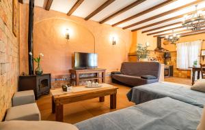 ein Wohnzimmer mit zwei Betten und einem Tisch in der Unterkunft Nice Home In Chiclana De La Fronter in Chiclana de la Frontera