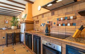 eine große Küche mit einer Theke und einem Waschbecken in der Unterkunft Nice Home In Chiclana De La Fronter in Chiclana de la Frontera