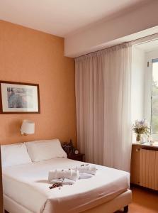 una camera d'albergo con letto e finestra di Villa Eur Parco Dei Pini a Roma