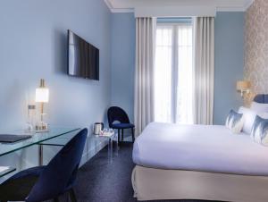 Postel nebo postele na pokoji v ubytování Hotel Claridge Paris