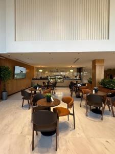 um restaurante com mesas e cadeiras e um bar em Platinum Hotel em Iambo