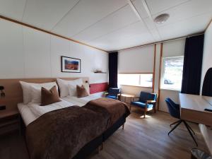 Postel nebo postele na pokoji v ubytování Tjeldsundbrua Hotel