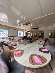 ムージャンにあるラ リュン ドゥ ムージャン ホテル ＆ スパの大きなテーブルと椅子付きの会議室を利用できます。