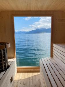 una ventana en una sauna con vistas al agua en Balestrand Hotel, en Balestrand