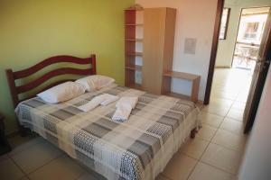 Ένα ή περισσότερα κρεβάτια σε δωμάτιο στο Pousada Restinga Apart Service- Aeroporto