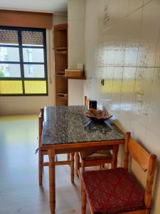 - une cuisine avec une table et des chaises dans la chambre dans l'établissement Apartamento en el casco antiguo de Ponferrada, à Ponferrada
