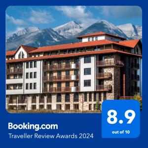 Un hôtel avec des montagnes en arrière-plan dans l'établissement Grand Royale Apartment Complex & Spa, à Bansko