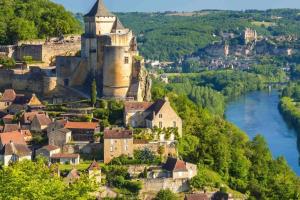 eine Stadt auf einem Hügel mit einem Schloss und einem Fluss in der Unterkunft les gîtes de fred en Dordogne, Maisons avec piscines privées et chauffées in Florimont-Gaumiers
