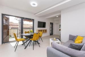 Televízia a/alebo spoločenská miestnosť v ubytovaní Apartments Villa Nadalina Deluxe