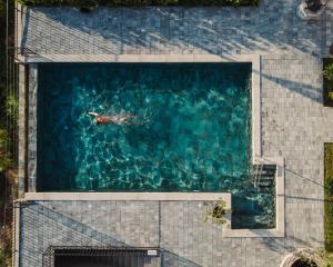 Villa Green Garden في Hreljin: اطلالة علوية لشخص يسبح في مسبح