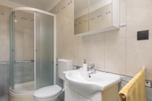 ein Badezimmer mit Waschbecken, Toilette und Dusche in der Unterkunft Beachfront Apartment Betty - Happy Rentals in Vrbnik + 18 Fotos