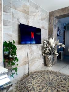 una TV a parete in soggiorno di Stylish 4-Bedroom House near NEC/BHX a Solihull