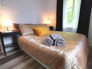 uma cama com duas toalhas num quarto em Old Quebec - Les Suites Montcalm #2 - Free Parking em Cidade de Quebec