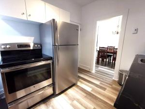 uma cozinha com um frigorífico de aço inoxidável e um fogão em Old Quebec - Les Suites Montcalm #2 - Free Parking em Cidade de Quebec