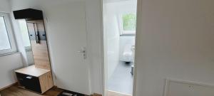 Un baño con lavabo e inodoro en una habitación. en Ferienwohnung am Rotach, en Friedrichshafen