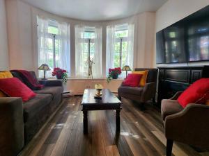 uma sala de estar com dois sofás e uma mesa de centro em Old Quebec - Les Suites Montcalm - Free Parking em Cidade de Quebec