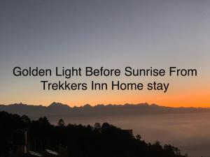 那加闊的住宿－Nagarkot Trekkers Inn，日出前,在徒步旅行的家中,日落时分伴着金色的灯光