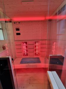 um modelo de quarto com luz vermelha em Dat Diekhus em Greetsiel