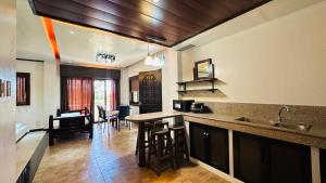 eine Küche und ein Wohnzimmer mit einer Arbeitsplatte in der Unterkunft Tugsaw Resort in Sampong