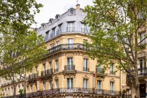 un edificio en París con árboles delante en Royal Saint Michel, en París