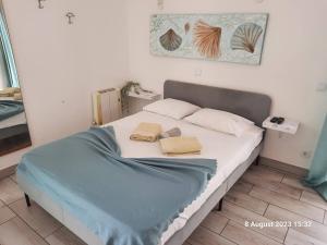 BLife Maresiya private apartment tesisinde bir odada yatak veya yataklar