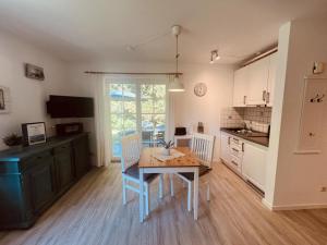 Kuchyň nebo kuchyňský kout v ubytování Ferienwohnung Kimi in Wieck + 5 fotografií