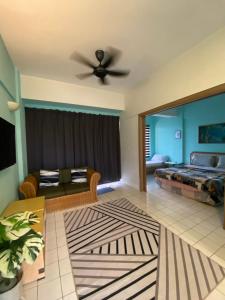 een woonkamer met een bed en een bank bij Lovly Couple Sea View w Netflix in Port Dickson