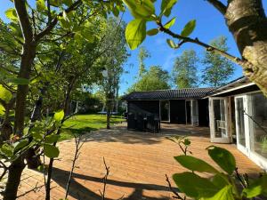 patio z krzesłami i dom w obiekcie Big Renovated Cottage With Soul And Love w mieście Grevinge