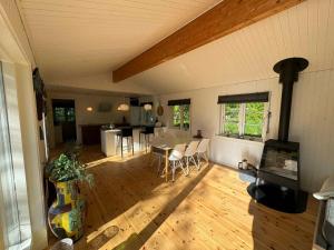 salon z kuchnią i jadalnią w obiekcie Big Renovated Cottage With Soul And Love w mieście Grevinge