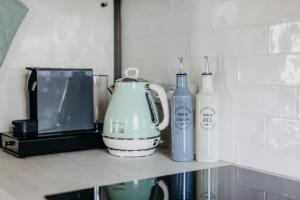 eine Küchentheke mit Mixer und Flaschen darauf in der Unterkunft Urlaub im Kellerstöckl Dunst in Strem