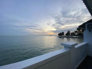 uma vista para o oceano a partir de uma varanda de uma casa em PD Seaview Paradise Lagoon Apartment em Porto Dickson