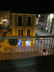 una vista su un edificio da un balcone di notte di B&B Bruno a Cosenza