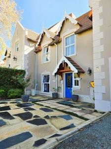 una casa con una puerta azul y una entrada de piedra en 3 Rawdons Estate en Nottingham Road