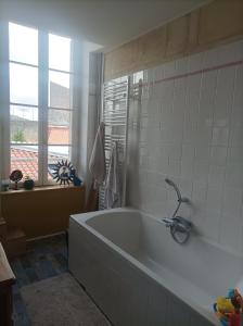 Ένα μπάνιο στο Maison familiale en centre-ville