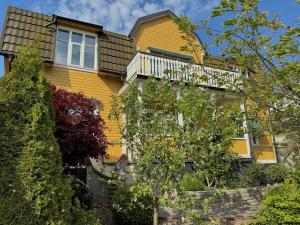 una casa amarilla con balcón en Hotell Magasin 1 en Mörbylånga