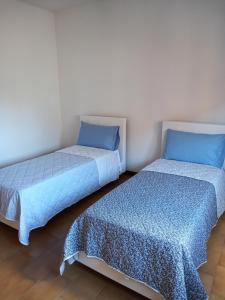 two beds sitting next to each other in a room at Casa Lino in Monserrato