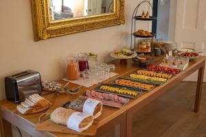 Une table avec un paquet de nourriture. dans l'établissement Macaron Boutique Guest House, à Franschhoek