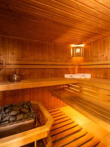 uma sauna vazia com paredes e pisos em madeira em Interferie Cechsztyn em Ustronie Morskie