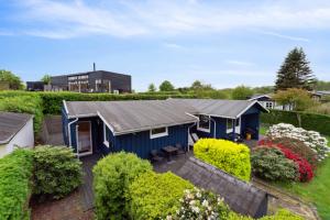 uma vista aérea de uma casa azul com um jardim em Classic Summer House 200 Meters From The Water, em Børkop