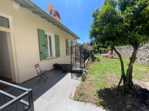 a patio with chairs and a tree next to a house at 5 mn du centre de Beaulieu. in Beaulieu-sur-Mer +11 photos